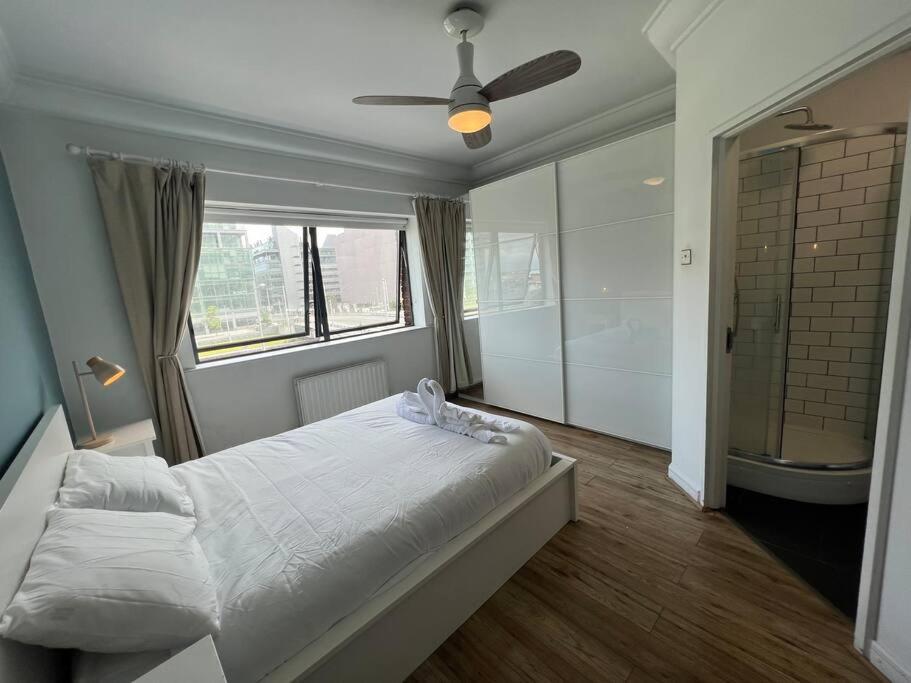 더블린 Stylish Flat With River View 아파트 외부 사진