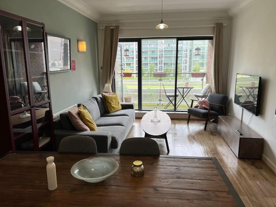 더블린 Stylish Flat With River View 아파트 외부 사진